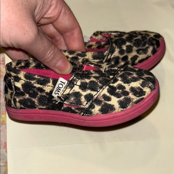 Toms Pink and Black Moccasins with Leopard Print for infants - Picture 1 of 8